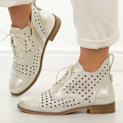 Złote skórzane ażurowe botki damskie Cambell 19422. Żółte botki Cambell, na jesień, w ażurowe wzory, z jeansu, z okrągłym noskiem, bez obcasa, na płaskiej podeszwie, bez zapięcia. Za 259.00 zł.