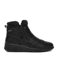 Botki Go Soft. Czarne botki GO SOFT, bez wzorów, bez obcasa, na płaskiej podeszwie, bez zapięcia. Za 179.99 zł.