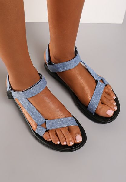 Jasnoniebieskie Sandały Naerothee. Niebieskie sandały Renee, bez wzorów, z denimu, bez obcasa, na płaskiej podeszwie, bez zapięcia. Za 34.99 zł.