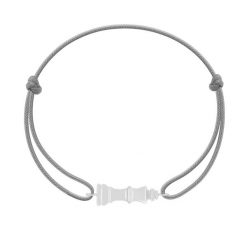 Bransoletka z posrebrzaną zawieszką w kształice figury szachowej Król na ciemnoszarym sznurku. Szare bransoletki Lilou, posrebrzane. Za 129.00 zł.