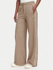 Guess Spodnie dresowe V6YB27 K5181 Brązowy jasny Relaxed Fit. Brązowe spodnie dresowe Guess, xl, z aplikacjami, z dresówki. Za 474.99 zł.