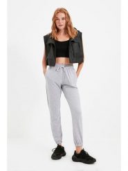 Trendyol Spodnie dresowe w kolorze szarym rozmiar: XS. Szare spodnie dresowe Trendyol, xs, bez wzorów, z dresówki. Za 65.99 zł.