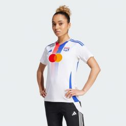 Koszulka Olympique Lyonnais 24/25 Home. Białe bluzki Adidas, m, bez wzorów, sportowe, bez kołnierzyka, bez ramiączek. Za 449.00 zł.