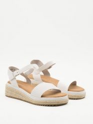 Belucci Sandały w kolorze białym na koturnie rozmiar: 38. Białe sandały Belucci, bez wzorów, klasyczne, z otwartym noskiem, bez obcasa, na koturnie, bez zapięcia. Za 114.44 zł.