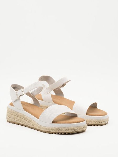 Belucci Sandały w kolorze białym na koturnie rozmiar: 38. Białe sandały Belucci, bez wzorów, klasyczne, z otwartym noskiem, bez obcasa, na koturnie, bez zapięcia. Za 114.44 zł.