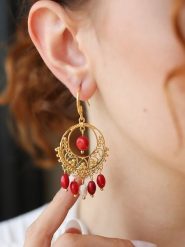 Pierres delicates Pozłacane kolczyki z koralami rozmiar: onesize. Czerwone kolczyki Pierres delicates, z koralem, pozłacane, z zapięciem typu bigiel. Za 96.37 zł.