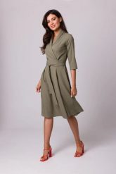Rozkloszowana sukienka kopertowa z wiązaniem w pasie khaki. Brązowe sukienki Bewear, do pracy, s, bez wzorów, z tkaniny, biznesowe, bez kołnierzyka, bez ramiączek, dopasowane. Za 349.00 zł.