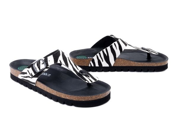 DR. BRINKMANN 700908-00 zebra, klapki japonki damskie. Białe klapki Dr. Brinkmann, bez wzorów, bez obcasa. Za 269.90 zł.