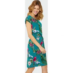 Luźna sukienka w kwiaty. Sukienki Greenpoint, bez wzorów, z wiskozy, bez kołnierzyka, bez ramiączek. Za 69.99 zł.