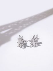 DIAMOND & CO Złote kolczyki-wkrętki "Bouquet" z diamentami rozmiar: onesize. Szare kolczyki Diamond & Co, z diamentem, złote. Za 1,254.87 zł.
