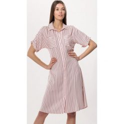 Jasnoróżowa Sukienka Under Kind. Sukienki Born2be, na co dzień, l, bez wzorów, eleganckie, bez kołnierzyka, bez ramiączek, koszulowe. Za 89.99 zł.