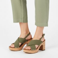 Sandały damskie Marco Tozzi, na wysokim słupku z krzyżowanymi paskami i regulowanym zapięciem przy pięcie osadzone na platformie o korkowym wykończen. Zielone sandały Marco Tozzi, bez wzorów, eleganckie, bez obcasa, na obcasie, bez zapięcia. Za 249.00 zł.