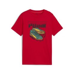 Młodzieżowa koszulka z grafiką sneakersów PUMA. Czerwona bluzki Puma, m, bez wzorów, młodzieżowe, bez kołnierzyka, bez ramiączek. W wyprzedaży za 79.00 zł.