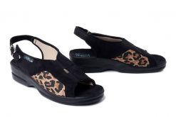 ADANEX 29645 ASK84VNN czarny, sandały damskie. Czarne sandały Adanex, bez wzorów, z gumy, bez obcasa, bez zapięcia. Za 149.90 zł.