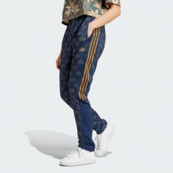 Spodnie dresowe adidas x FARM Rio Tiro. Niebieskie spodnie dresowe Adidas, s, bez wzorów, z dresówki, na fitness i siłownię. Za 263.99 zł.