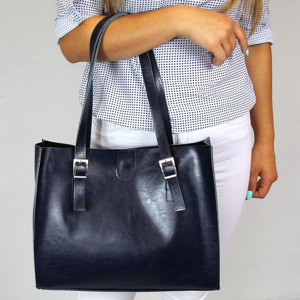 Skórzana torebka damska granatowa DAN-A T353. Niebieskie torebki klasyczne DAN-A, bez wzorów, ze skóry, bez dodatków. Za 399.99 zł.