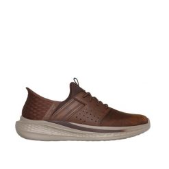 Kapcie SKECHERS SLIP-INS SLADE - ZACHARY Brązowy. Brązowe obuwie domowe Skechers, bez wzorów, bez zapięcia. Za 441.99 zł.