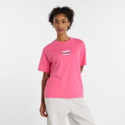 Koszulka damska New Balance WT51541DAB – różowa. Czerwone bluzki New Balance, s, bez wzorów, z bawełny, eleganckie, bez kołnierzyka, bez ramiączek. Za 119.99 zł.