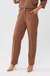 Eleganckie klasyczne karmelowe spodnie Eleonora PLUS SIZE XXL OVERSIZE JESIEŃ. Spódnice Moda Size Plus Iwanek, do pracy, na jesień, plus size, bez wzorów, z elastanu, biznesowe, plus size, mini, dopasowane. Za 219.90 zł.