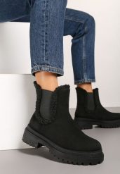 Czarne Botki Sztyblety z Imitacji Zamszu Zdobione Futrzanymi Wstawkami Ilitha. Czarne botki Born2be, z aplikacjami, z futra, bez obcasa, na obcasie, bez zapięcia. Za 119.99 zł.