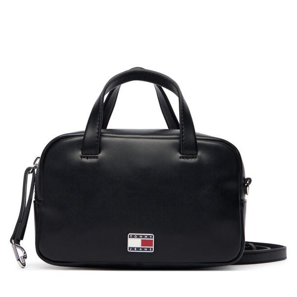 Torebka Tommy Jeans. Czarne torebki klasyczne Tommy Jeans, bez wzorów, z jeansu, bez dodatków. Za 529.99 zł.