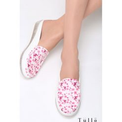 Różowe Klapki Flesh. Czerwone klapki Born2be, bez wzorów, z materiału, bez obcasa, na koturnie. Za 39.99 zł.