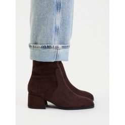 Botki JENNY. Brązowe botki Jenny, bez wzorów, bez obcasa, na słupku, bez zapięcia. Za 169.99 zł.