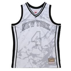 Marmurowa koszula New York Knicks NBA Swingman 2005/06. Białe koszule Mitchell & Ness, bez wzorów, z poliesteru, sportowe, bez kołnierzyka, bez ramiączek. Za 593.00 zł.