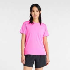 Koszulka damska New Balance WT41222AAB – różowa. Czerwone bluzki New Balance, xl, bez wzorów, z materiału, eleganckie, bez kołnierzyka, bez ramiączek. Za 149.99 zł.