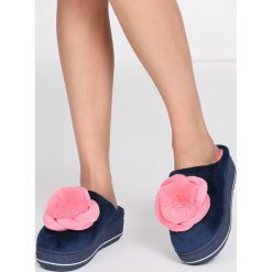 Granatowe Kapcie Deep Think. Obuwie domowe marki Born2be. Za 39.99 zł.