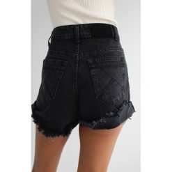 Szorty jeansowe z wysokim stanem w kolorze czarnym - VANITY BLACK DENIM. Czarne szorty Marsala, bez wzorów, z denimu, casualowe, z podwyższonym stanem. Za 299.90 zł.