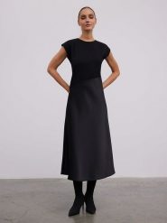 BGN Sukienka w kolorze czarnym rozmiar: 38. Czarne sukienki BGN, na co dzień, bez wzorów, bez kołnierzyka, bez ramiączek, maxi, proste. Za 131.12 zł.