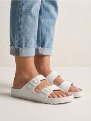 Piankowe klapki z regulowanymi paskami - kremowy. Białe klapki Sinsay, bez wzorów, bez obcasa. Za 19.99 zł.