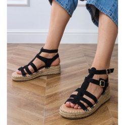Czarne sandały espadryle na niskiej platformie. Czarne sandały bez wzorów, ze skóry, eleganckie, z okrągłym noskiem, bez obcasa, na platformie, bez zapięcia. Za 91.38 zł.
