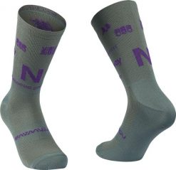 Skarpety rowerowe NORTHWAVE Type Sock szaro fioletowy. Fioletowe skarpety Northwave, bez wzorów, z dzianiny. Za 39.00 zł.