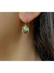 Les Petites Précieuses Pozłacane kolczyki z labradorytem rozmiar: onesize. Żółte kolczyki Les Petites Précieuses, z labradorytem, pozłacane, z zapięciem typu bigiel. Za 166.88 zł.