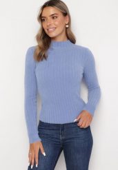 Niebieski Wełniany Sweter Prążkowany z Długim Włosiem Aryndra. Niebieskie swetry Born2be, bez wzorów, z dzianiny, bez ramiączek. Za 44.99 zł.