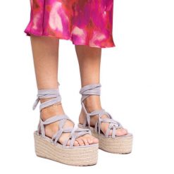 Szare sandały espadryle na wysokiej platformie. Szare sandały bez wzorów, ze skóry, eleganckie, z okrągłym noskiem, bez obcasa, na platformie, bez zapięcia. Za 86.24 zł.