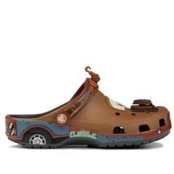 Klapki unisex Crocs CARS MATER CLASSIC CLOG. Brązowe klapki Crocs, bez wzorów, bez obcasa. Za 653.40 zł.