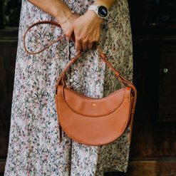 Listonoszka damska crossbody półksiężyc SHE S10 camel. Brązowe torebki klasyczne SHE, bez wzorów, ze skóry ekologicznej, bez dodatków. Za 159.99 zł.