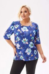 Bluzka Spring z krótkim rękawem i lekką bufką w jasnym odcieniu granatu w kwiaty PLUS SIZE XXL. Czerwone bluzki Moda Size Plus Iwanek, plus size, bez wzorów, z elastanu, biznesowe, bez kołnierzyka, plus size, bez ramiączek. W wyprzedaży za 99.90 zł.