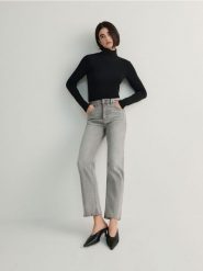 Jeansy straight - jasnoszary. Szare jeansy Reserved, bez wzorów. W wyprzedaży za 45.99 zł.