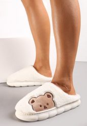 Białe Kapcie z Futerka Ozdobione Naszywką z Misiem Lealina. Białe obuwie domowe Renee, z aplikacjami, bez zapięcia. Za 34.99 zł.