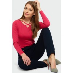 Czerwony top z ozdobnym dekoltem. Czerwone topy Greenpoint, bez wzorów, z elastanu, bez kołnierzyka, bez ramiączek. Za 14.99 zł.