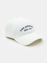 Czapka z daszkiem z haftowanym napisem Los Angeles - biały. Białe czapki Sinsay, bez wzorów. Za 15.99 zł.