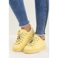 Żółte Buty Sportowe Zip-On. Żółte obuwie sportowe Born2be, bez zapięcia. Za 39.99 zł.