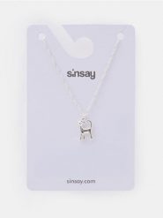 Naszyjnik z zawieszką kota - srebrny. Szare naszyjniki Sinsay, srebrne. Za 9.99 zł.