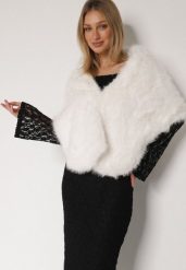 Białe Ponczo Etola z Futerka w Stylu Szala Cahreva. Białe swetry Born2be, uniwersalny, bez wzorów, bez ramiączek. Za 109.99 zł.