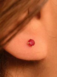 OR ÉCLAT Złote kolczyki-wkrętki "Little red" z rubinami rozmiar: onesize. Czerwone kolczyki OR ÉCLAT, z rubinem, złote. Za 326.99 zł.