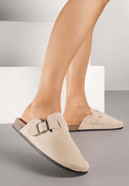 Beżowe Klapki Chodaki Ozdobione Paskami z Klamrami Silamia. Brązowe klapki Renee, z aplikacjami, z jeansu, bez obcasa, na płaskiej podeszwie. Za 54.99 zł.